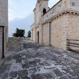 Da qui si pu� vedere parte della facciata interna dell�immobile dove svetta un�enorme lastra